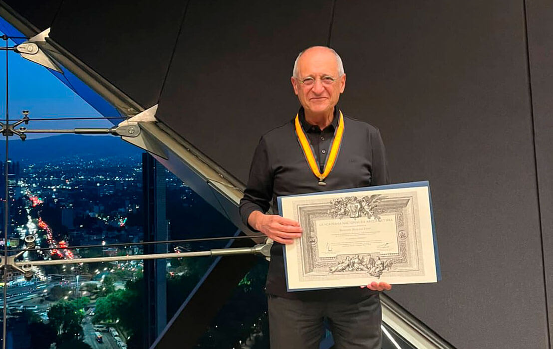 Condecoran a Benjamín Romano como Académico Emérito de la Academia Nacional de Arquitectura