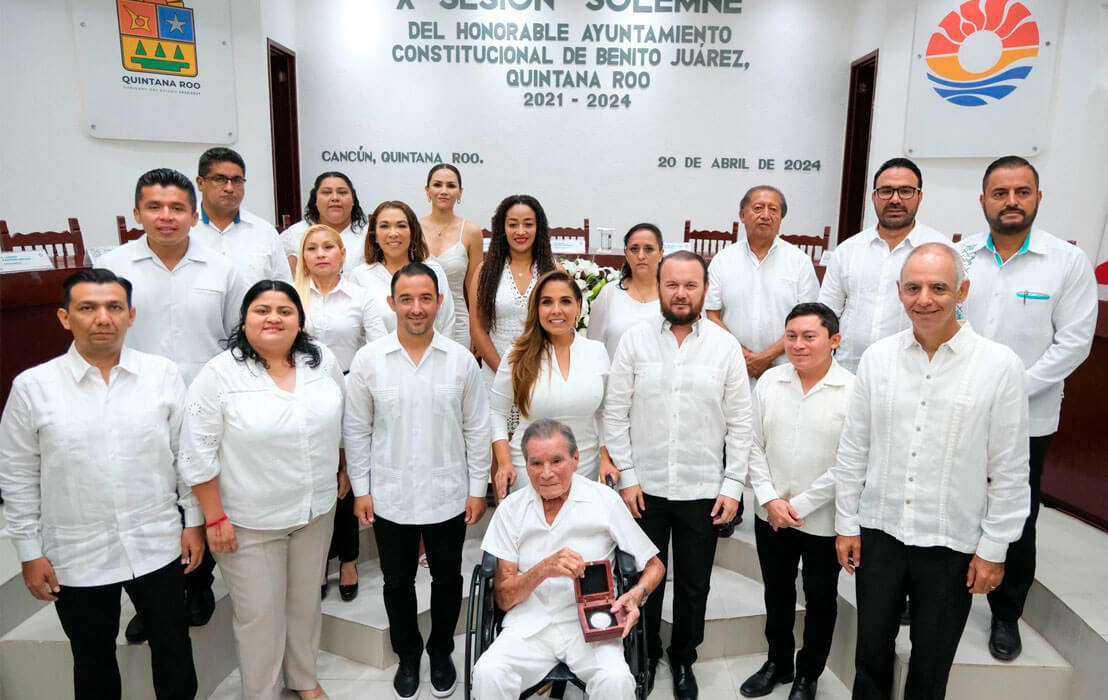 Condecoran a fundador del primer hotel de Cancún